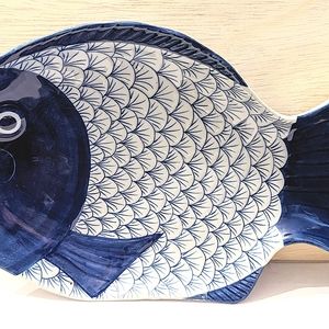 Vintage beautiful fish platter made in Thailand.  Blue and white. 13" x 7 1/2".